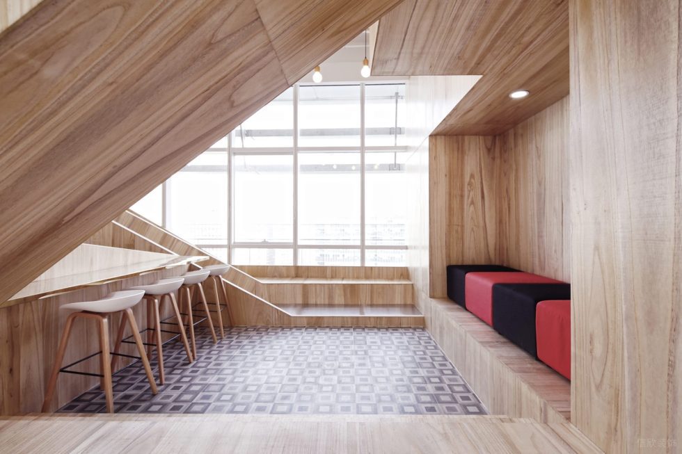 現(xiàn)代原木風辦公室裝修設(shè)計原木色吧臺 現(xiàn)代原木風辦公室裝修設(shè)計原木色吧臺