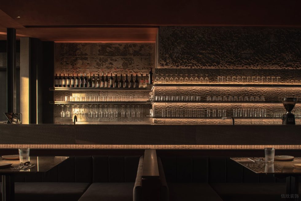 現(xiàn)代雅致西餐廳裝修設(shè)計(jì) 燈帶裝飾低奢酒柜