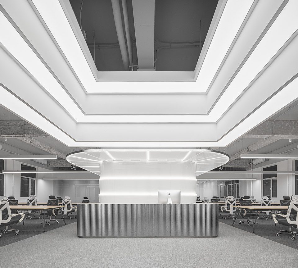 現(xiàn)代主義極簡風辦公室裝修案例 銀色格柵條紋前臺及辦公區(qū)