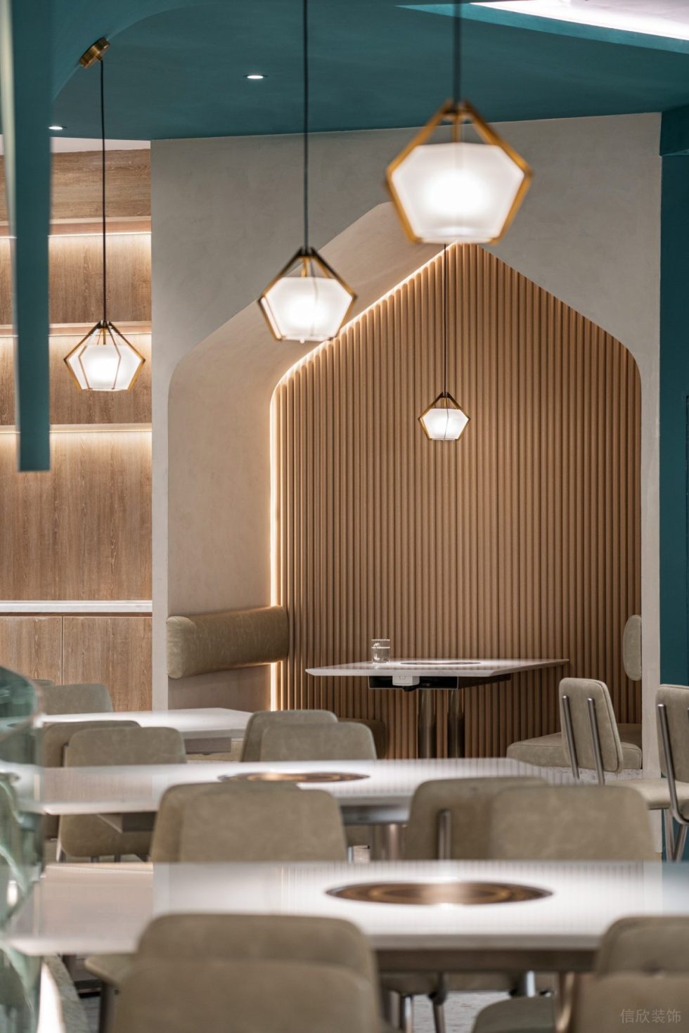 椰林海岸極簡風(fēng)火鍋店卡座背景裝修設(shè)計效果圖