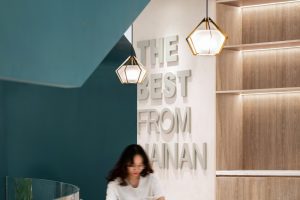 椰林海岸極簡風(fēng)火鍋店燈籠裝修圖