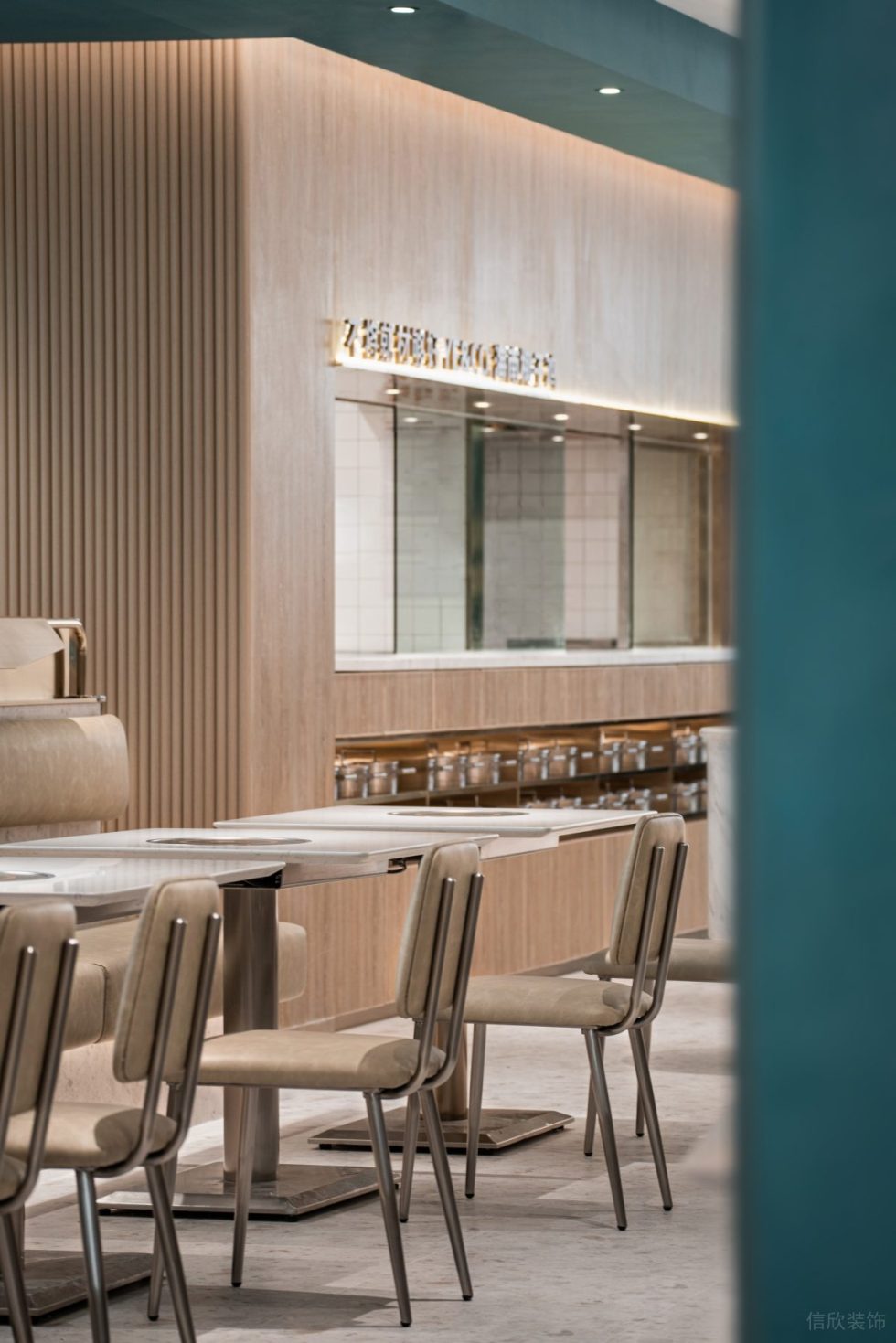 椰林海岸極簡風(fēng)火鍋店用餐桌椅裝修設(shè)計