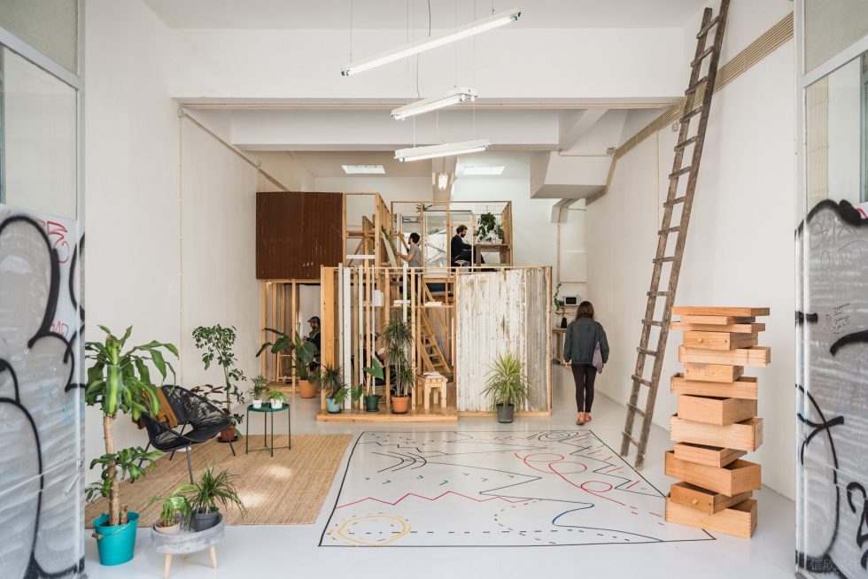 原木風(fēng)創(chuàng)意工作室裝修設(shè)計(jì) 一層大廳工作及休息區(qū)