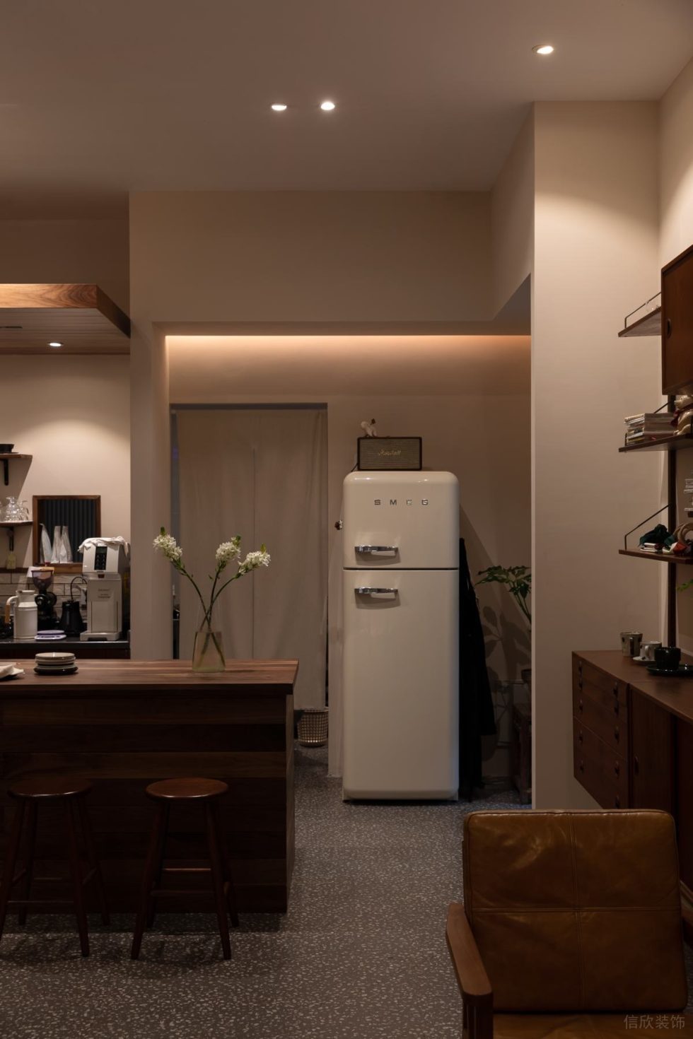 原木風(fēng)咖啡店暖白燈光、暗藏?zé)魩аb修設(shè)計(jì)