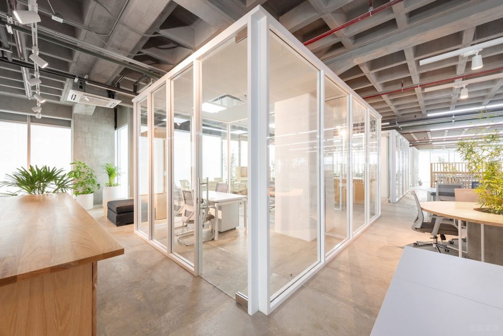 原木工業(yè)風辦公室裝修設計白色邊框玻璃隔斷 原木工業(yè)風辦公室裝修設計白色邊框玻璃隔斷