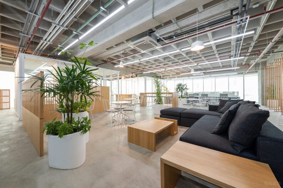 原木工業(yè)風辦公室裝修設計黑色布藝沙發(fā) 原木工業(yè)風辦公室裝修設計黑色布藝沙發(fā)