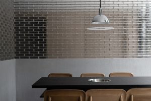 原木極簡(jiǎn)風(fēng)餐廳玻璃磚隔墻裝修設(shè)計(jì)效果圖