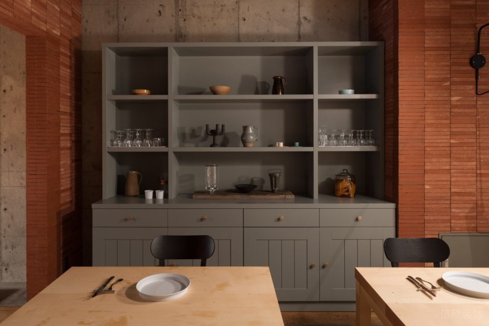 磚紅色復(fù)古簡(jiǎn)約工業(yè)風(fēng)餐廳金屬餐邊柜區(qū)裝修設(shè)計(jì)