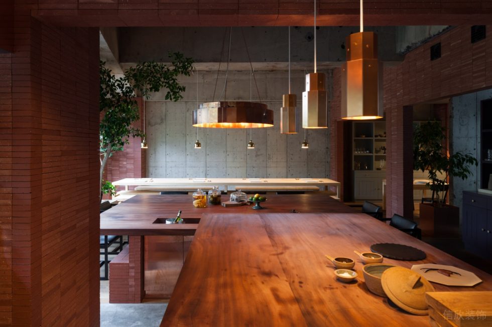 磚紅色復(fù)古簡約工業(yè)風(fēng)餐廳長條木質(zhì)用餐區(qū)裝修設(shè)計(jì)