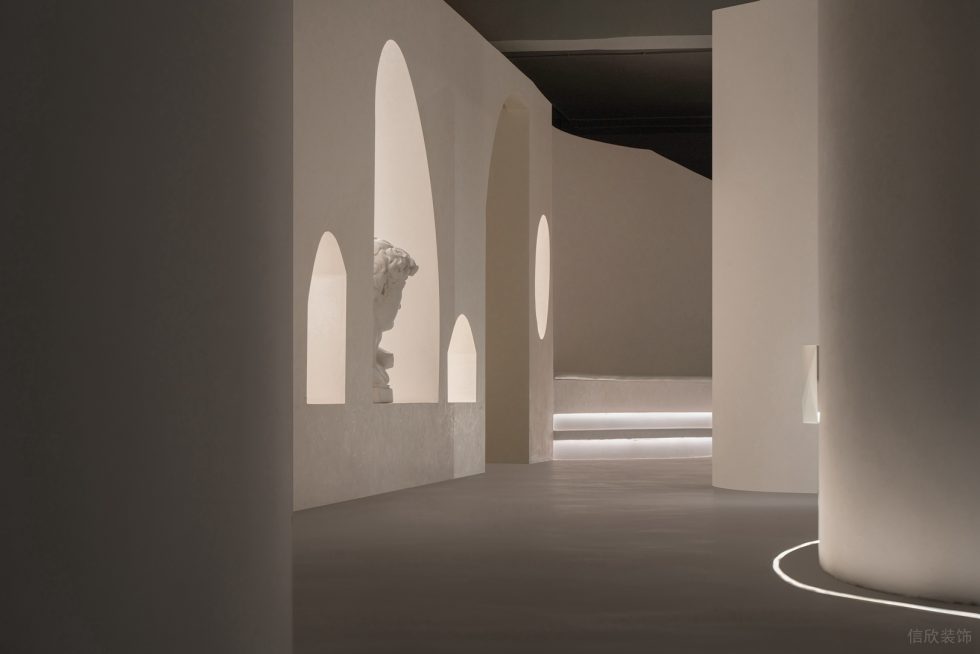 白色極簡藝術(shù)雕塑品展廳裝修案例 洞口造型墻面