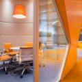 多彩現(xiàn)代風辦公室裝修設(shè)計亮橙色洽談室效果圖