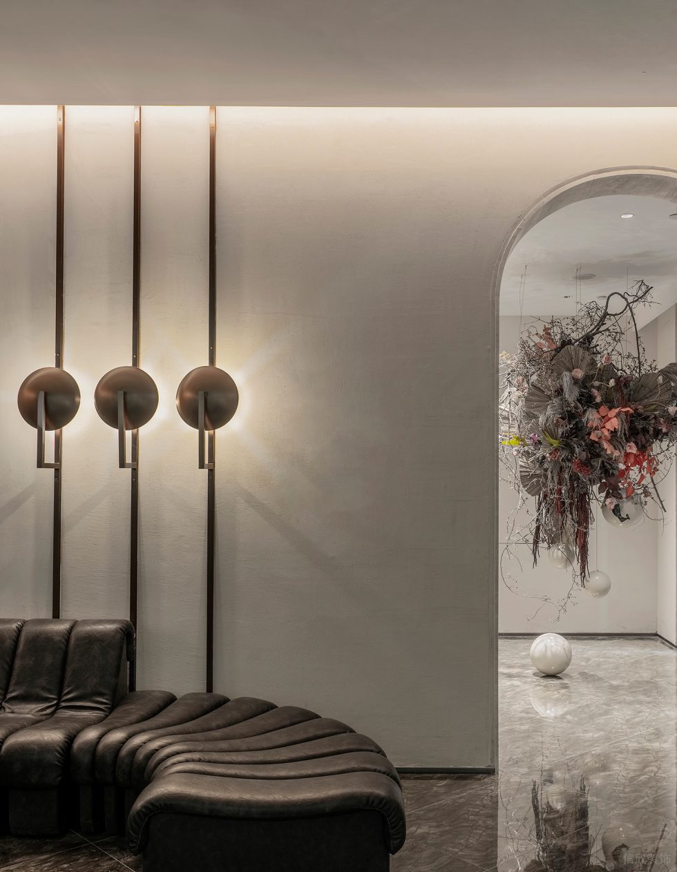 多功能復(fù)合空間展廳裝修設(shè)計(jì) 深色條狀拼接皮藝沙發(fā)