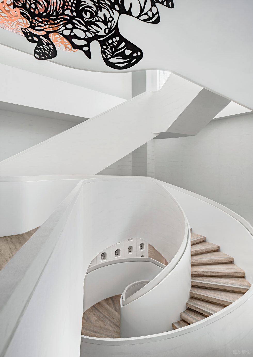 多功能復(fù)合空間展廳裝修設(shè)計(jì) 白色調(diào)螺旋樓梯