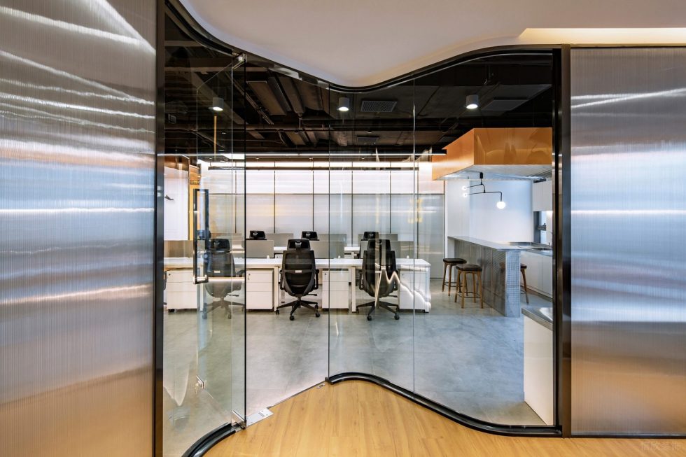 動感現(xiàn)代風(fēng)辦公室裝修設(shè)計黑色不銹鋼弧形玻璃 動感現(xiàn)代風(fēng)辦公室裝修設(shè)計黑色不銹鋼弧形玻璃