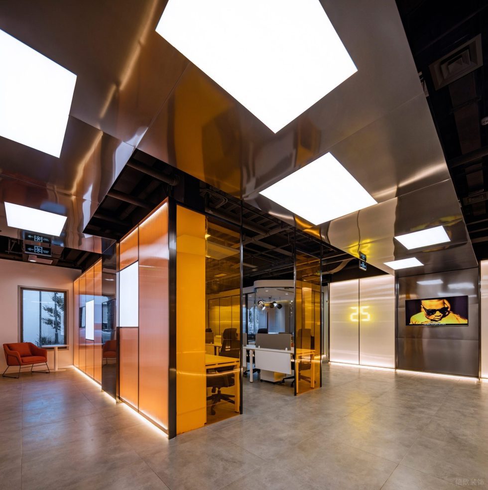 動感現(xiàn)代風(fēng)辦公室裝修設(shè)計銀色鏡面不銹鋼吊頂 動感現(xiàn)代風(fēng)辦公室裝修設(shè)計銀色鏡面不銹鋼吊頂