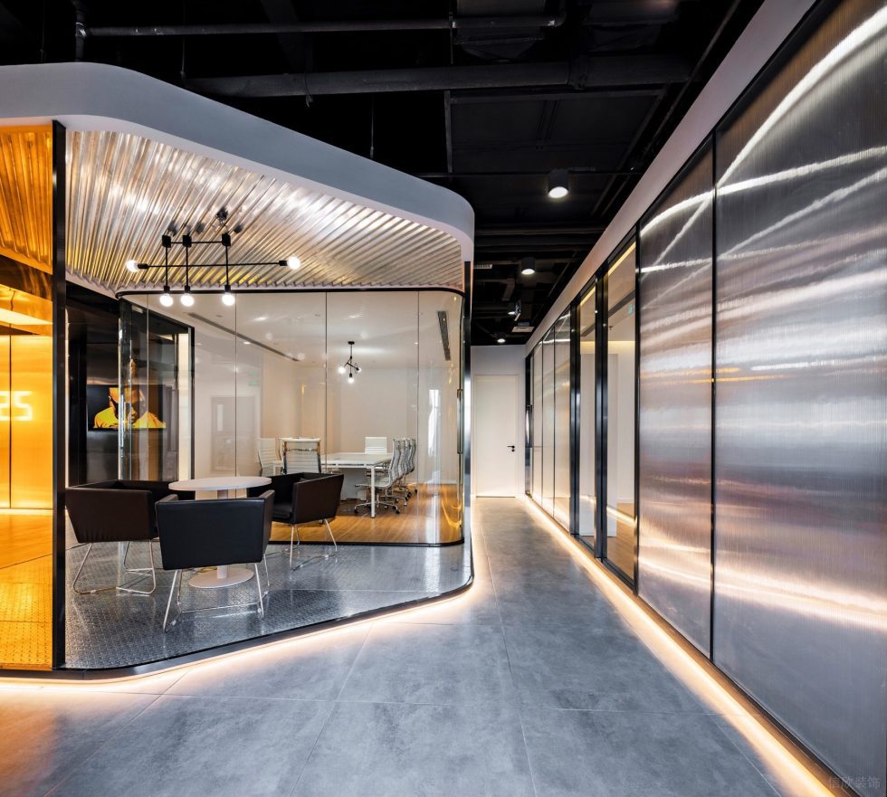 動感現(xiàn)代風(fēng)辦公室裝修設(shè)計銀色拉絲不銹鋼飾面板 動感現(xiàn)代風(fēng)辦公室裝修設(shè)計銀色拉絲不銹鋼飾面板