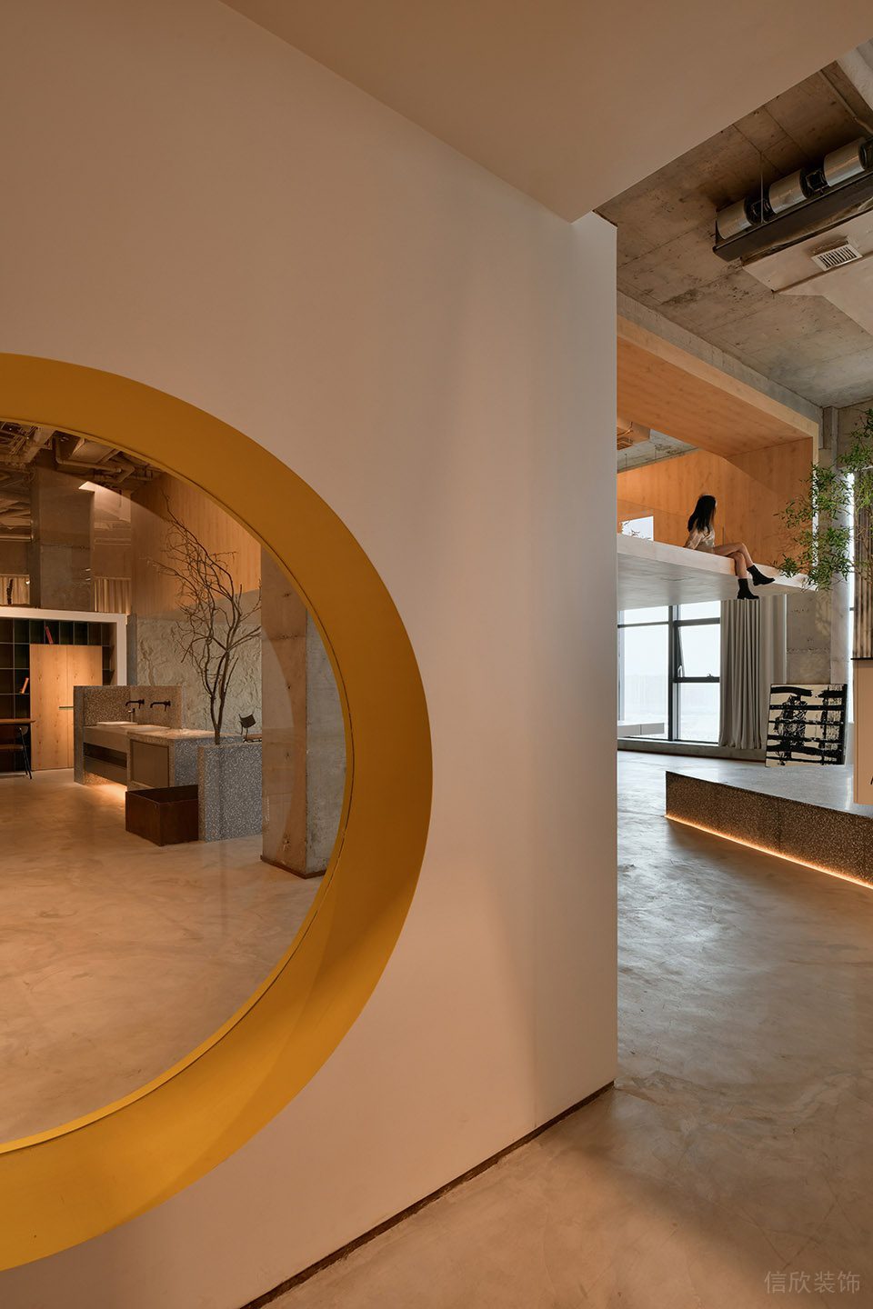 工業(yè)原木風展廳裝修案例 黃色圓形造型墻
