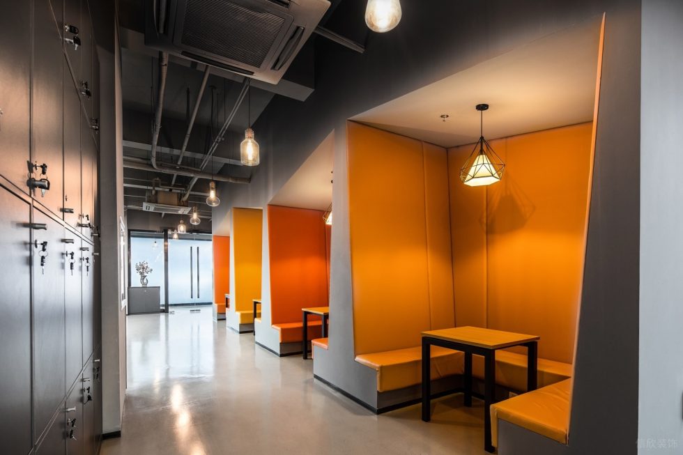 混搭時(shí)尚工業(yè)風(fēng)辦公室裝修設(shè)計(jì)橙黃色洽談卡座 混搭時(shí)尚工業(yè)風(fēng)辦公室裝修設(shè)計(jì)橙黃色洽談卡座