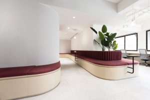 紅色簡約風辦公室裝修設(shè)計紅色弧形沙發(fā)休閑區(qū)效果圖