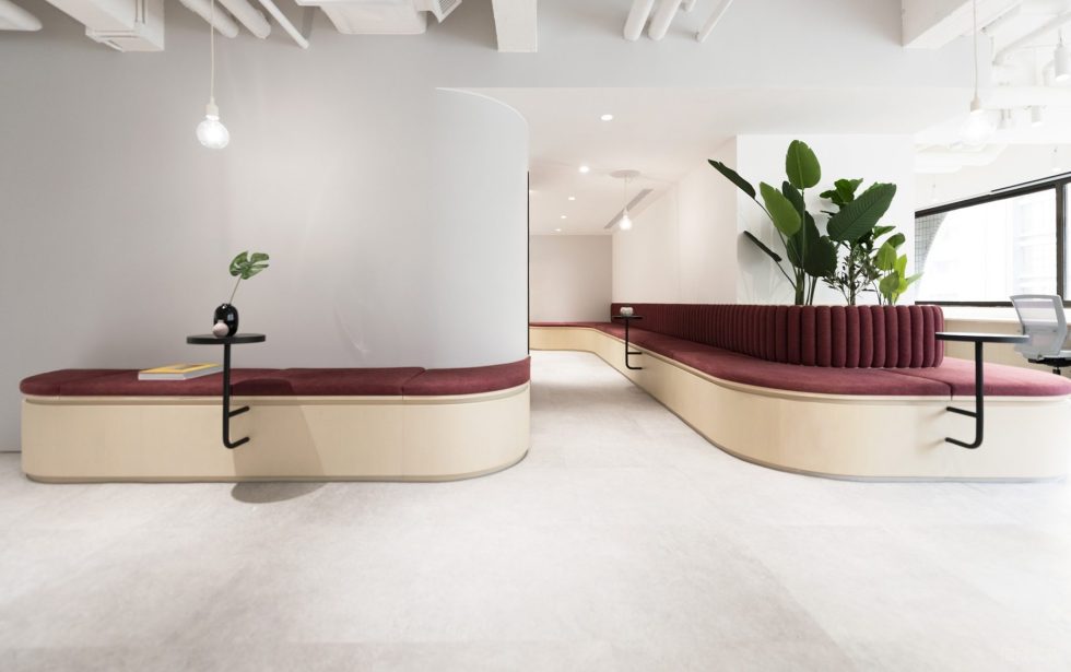 紅色簡約風辦公室裝修設計紅色弧形定制沙發(fā) 紅色簡約風辦公室裝修設計紅色弧形定制沙發(fā)