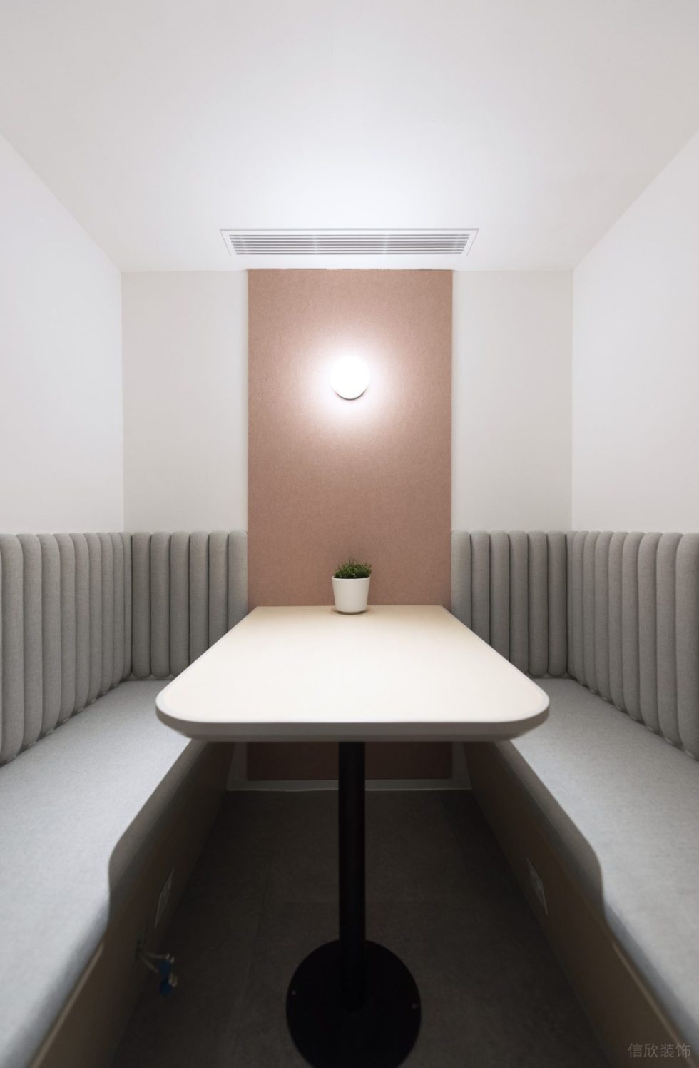 紅色簡約風辦公室裝修設計灰紅色卡座洽談區(qū) 紅色簡約風辦公室裝修設計灰紅色卡座洽談區(qū)