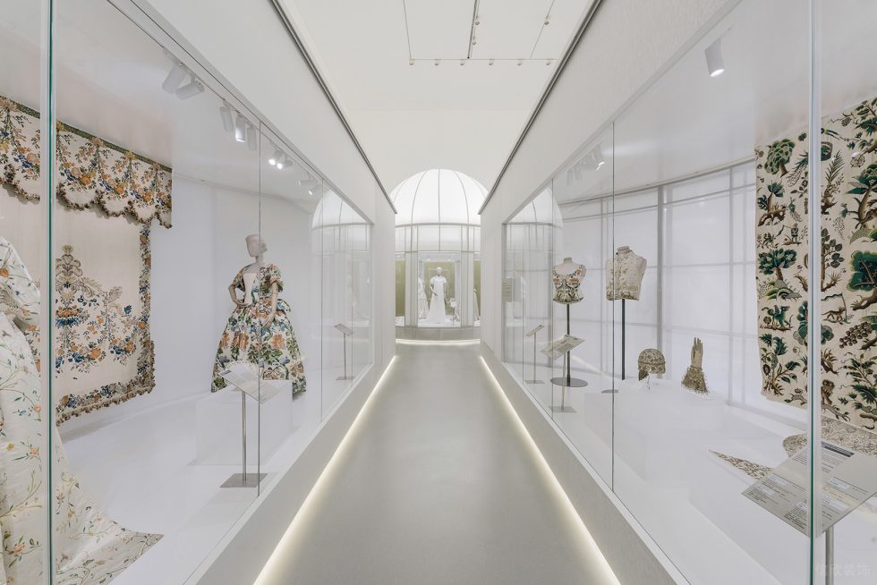 極簡(jiǎn)風(fēng)藝術(shù)高定服裝展覽館裝修案例 復(fù)古印花禮服