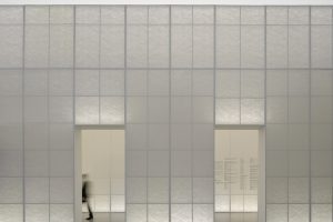 極簡風藝術高定服裝展覽館裝修案例 白色通透感玻璃墻磚