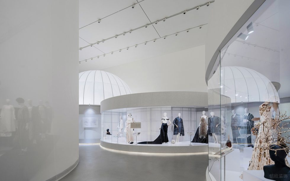 極簡(jiǎn)風(fēng)藝術(shù)高定服裝展覽館裝修案例 高定服裝廚面展示