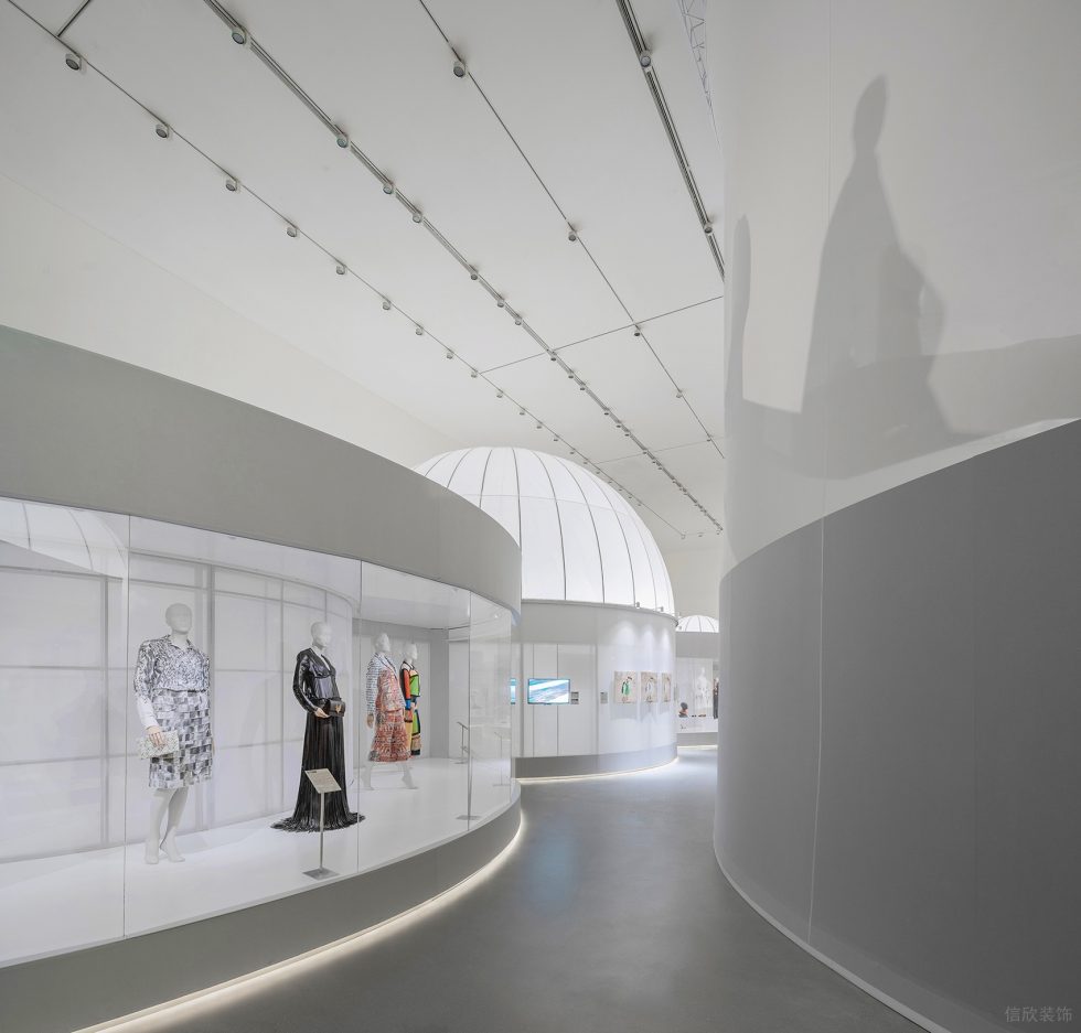 極簡(jiǎn)風(fēng)藝術(shù)高定服裝展覽館裝修案例 弧形設(shè)計(jì)墻面及過道