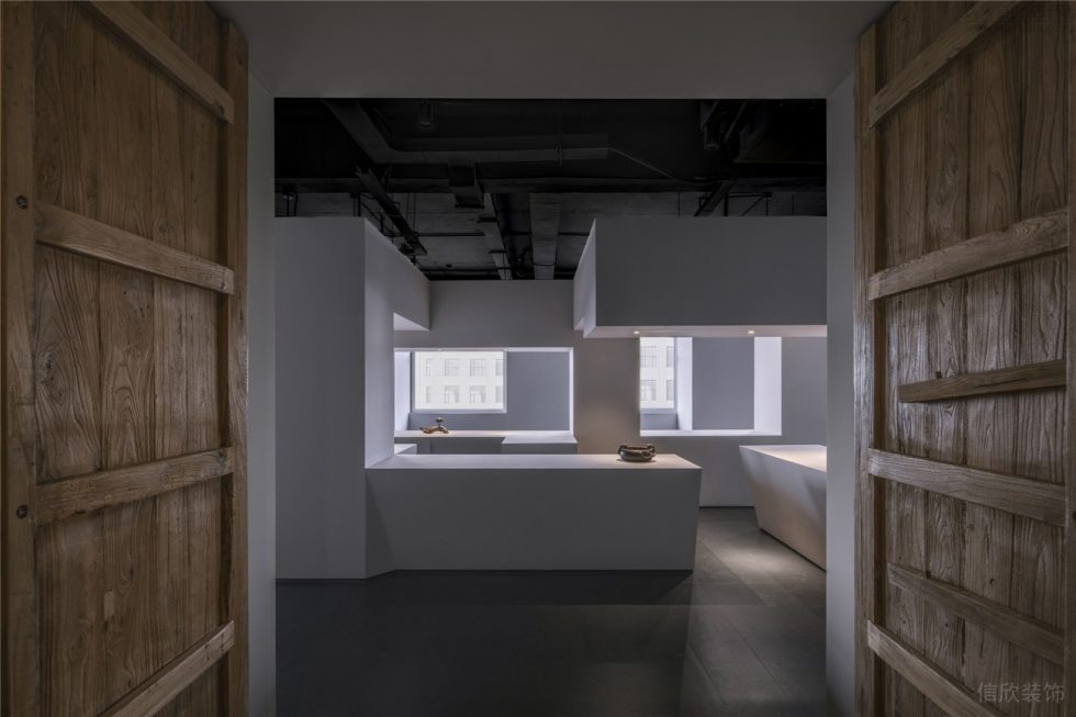 極簡(jiǎn)中式混搭風(fēng)陶瓷藝術(shù)品展廳裝修設(shè)計(jì) 歷史感木門