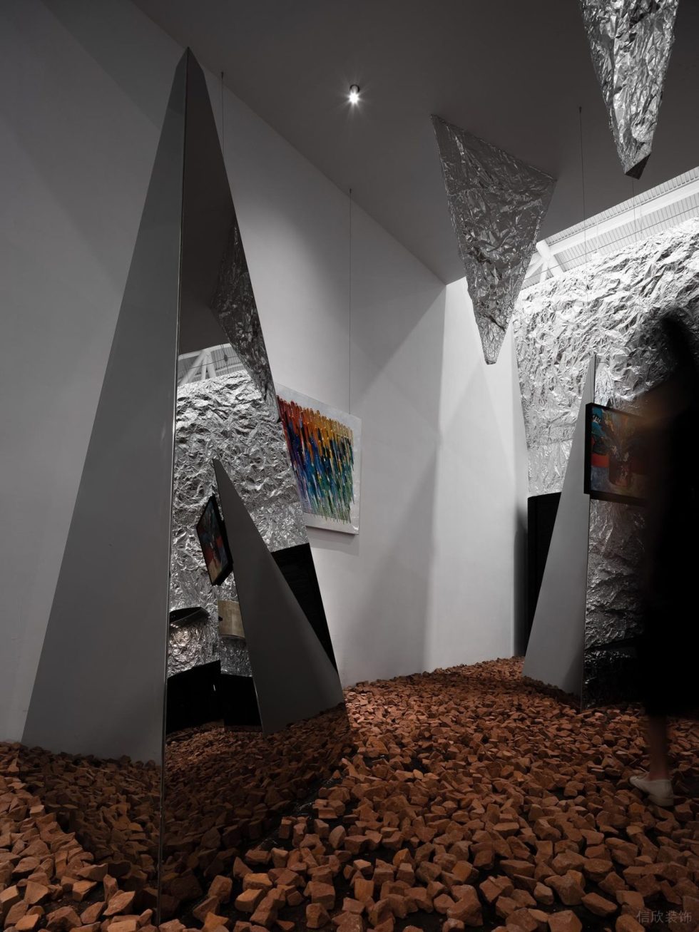 金屬感工業(yè)風畫廊裝修設計方案 頂面倒立三角造型