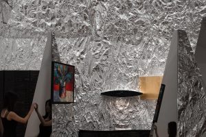 金屬感工業(yè)風(fēng)畫廊裝修設(shè)計(jì)方案 凹凸金屬顆粒感墻面