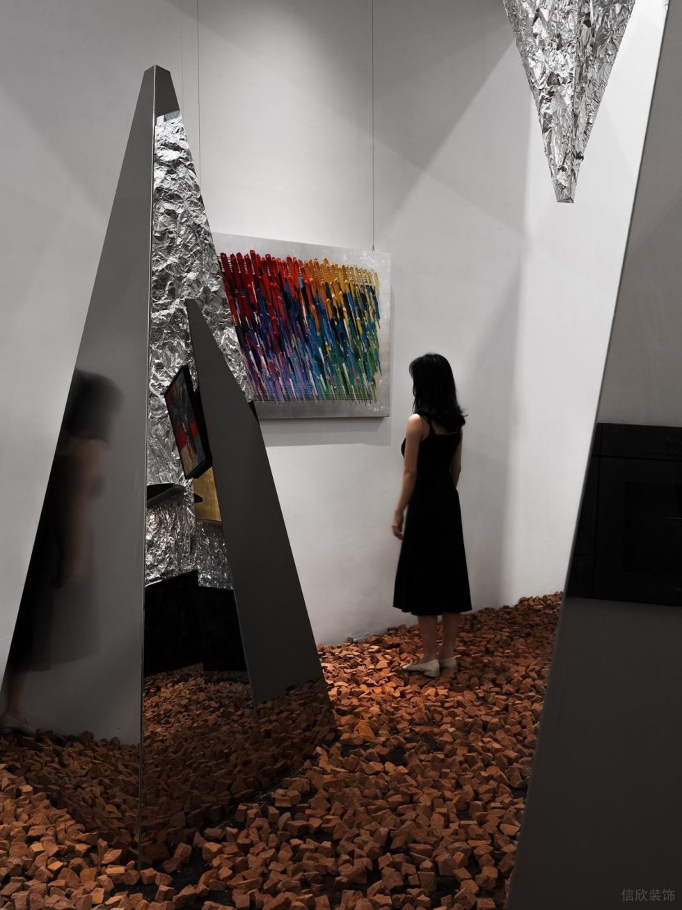 金屬感工業(yè)風畫廊裝修設計方案 模特觀展效果圖