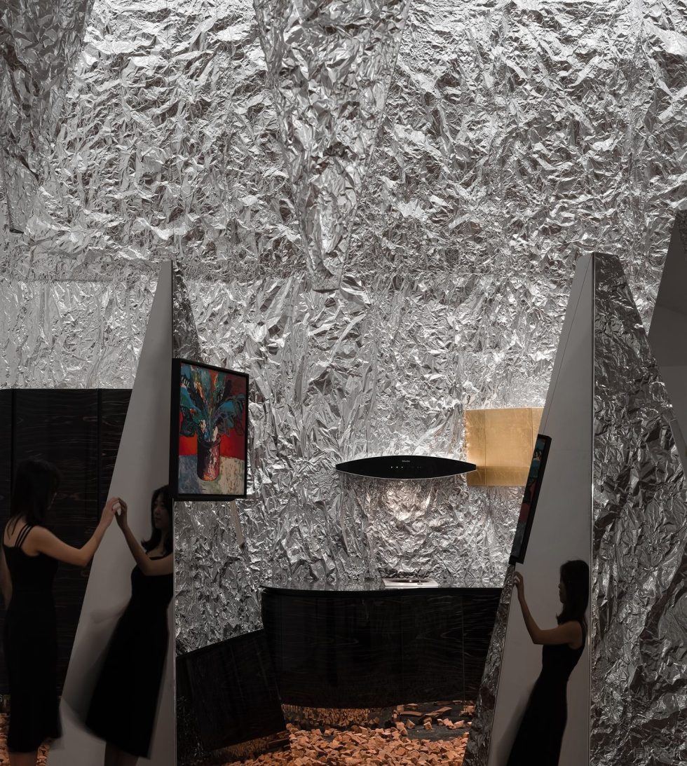 金屬感工業(yè)風畫廊裝修設計方案 凹凸金屬顆粒感墻面