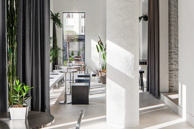 簡約工業(yè)風(fēng)咖啡廳雪白配色過道裝修示意圖