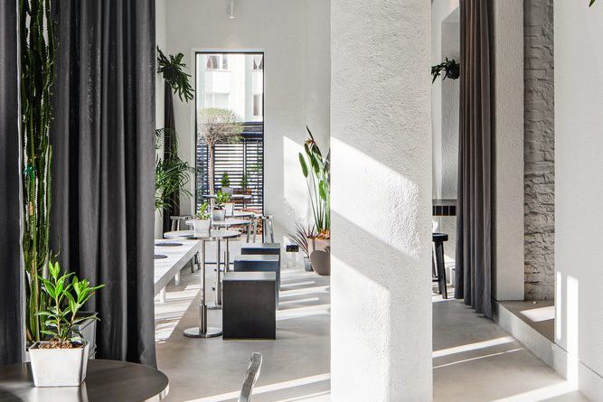 簡(jiǎn)約工業(yè)風(fēng)咖啡廳雪白配色過(guò)道裝修示意圖