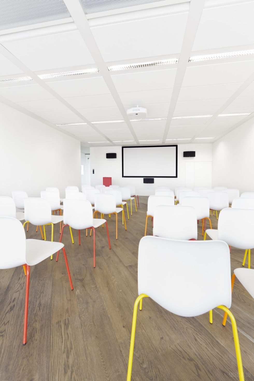 簡(jiǎn)約混搭風(fēng)辦公室裝修設(shè)計(jì)暖白色培訓(xùn)室