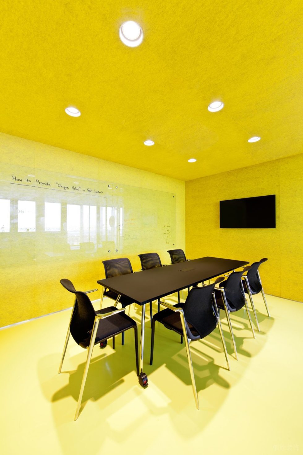 簡約混搭風(fēng)辦公室裝修設(shè)計黃色小型會議室