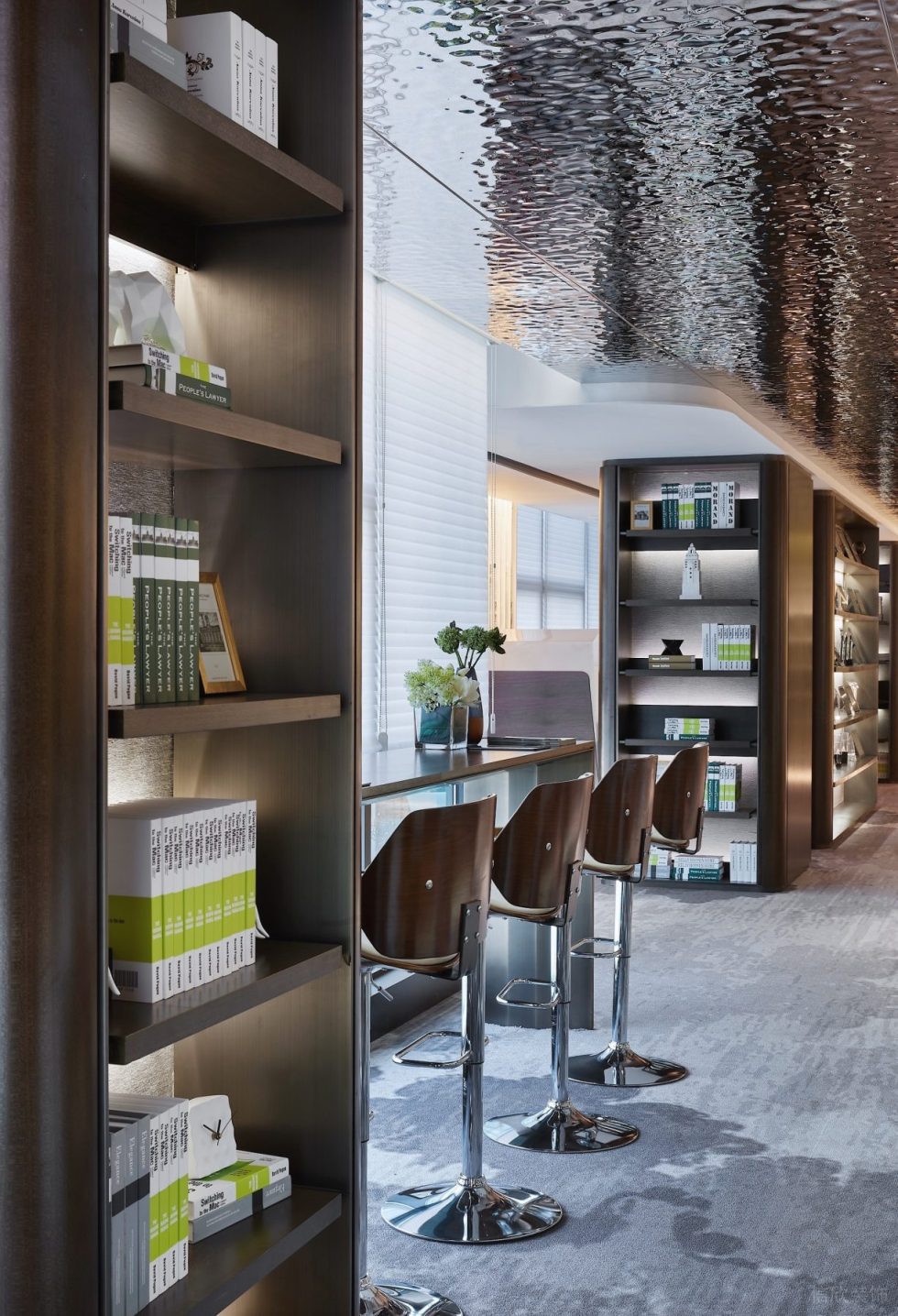 魔幻現(xiàn)代風辦公室裝修設計深色調(diào)吧臺