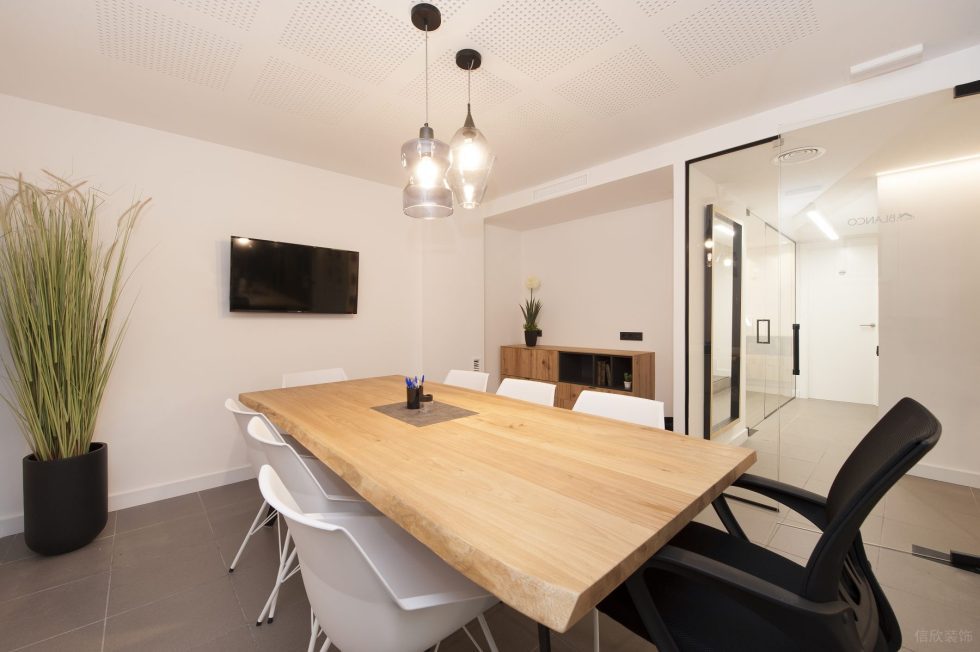 暖白色極簡風(fēng)辦公室裝修設(shè)計暖白色會議室