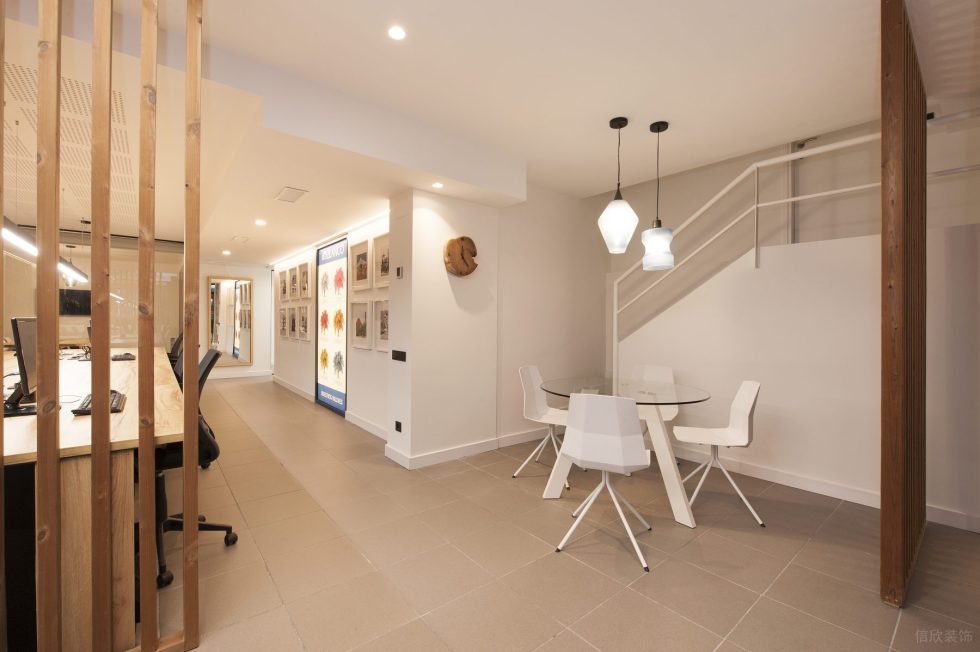 暖白色極簡風(fēng)辦公室裝修設(shè)計(jì)暖白色洽談區(qū)