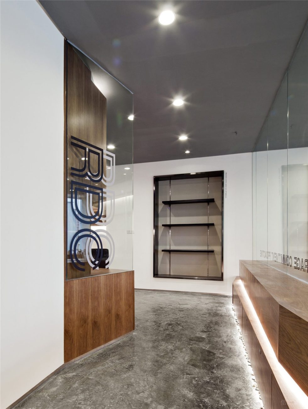 暖白色簡約風(fēng)辦公室裝修設(shè)計黑色不銹鋼金屬陳列架 暖白色簡約風(fēng)辦公室裝修設(shè)計黑色不銹鋼金屬陳列架