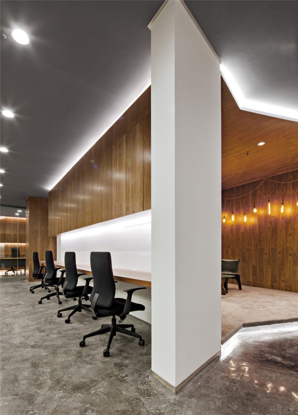 暖白色簡約風辦公室裝修設(shè)計白木色辦公區(qū)效果圖