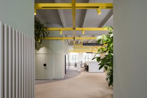 奇趣簡約風辦公室裝修設(shè)計淺色系辦公區(qū)效果圖