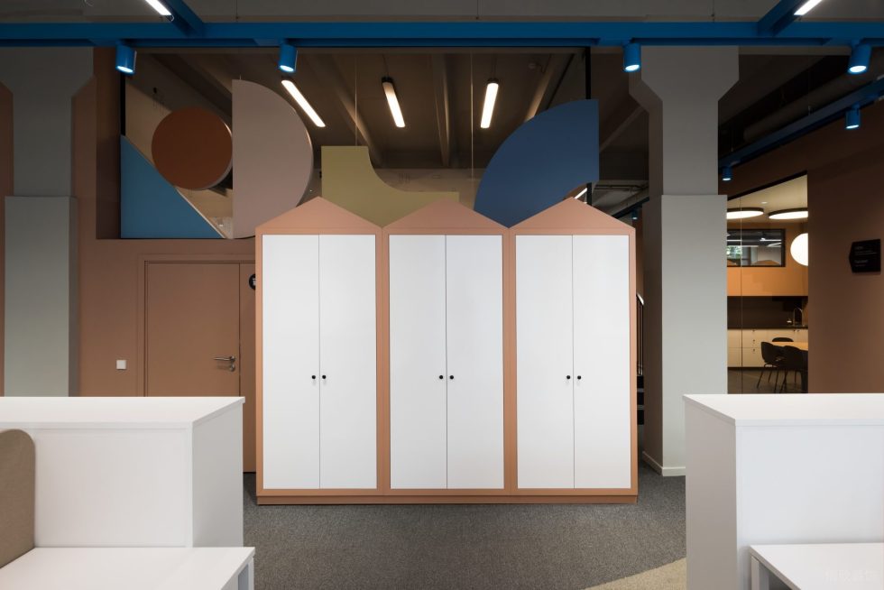 奇趣簡約風(fēng)辦公室裝修設(shè)計(jì)紅白色三角形儲(chǔ)物柜