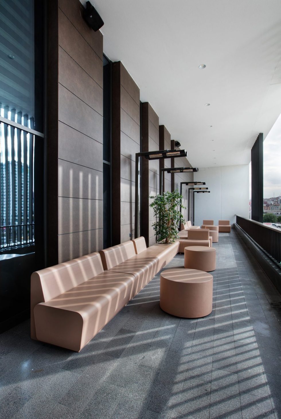 前衛(wèi)現(xiàn)代風(fēng)辦公室裝修設(shè)計深色調(diào)陽臺休息區(qū)