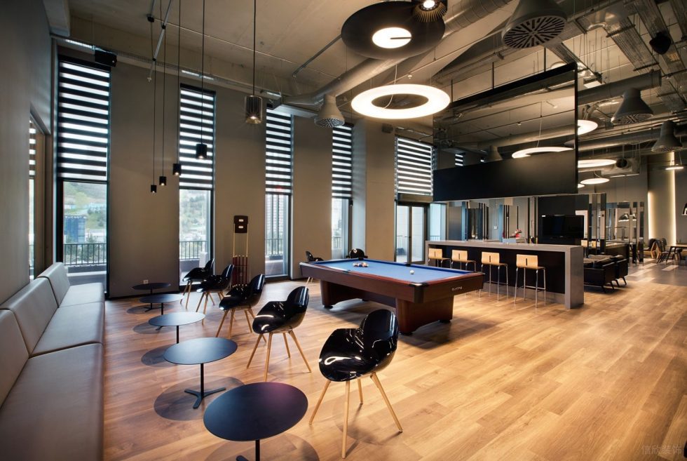 前衛(wèi)現(xiàn)代風(fēng)辦公室裝修設(shè)計深色調(diào)娛樂活動區(qū)