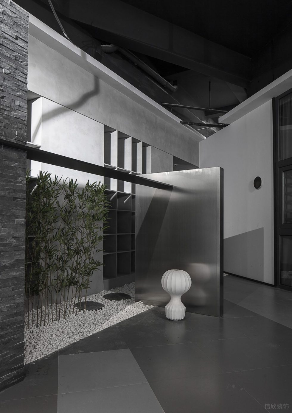 實木木作展廳裝修設(shè)計方案 入口白色鵝卵石及竹子