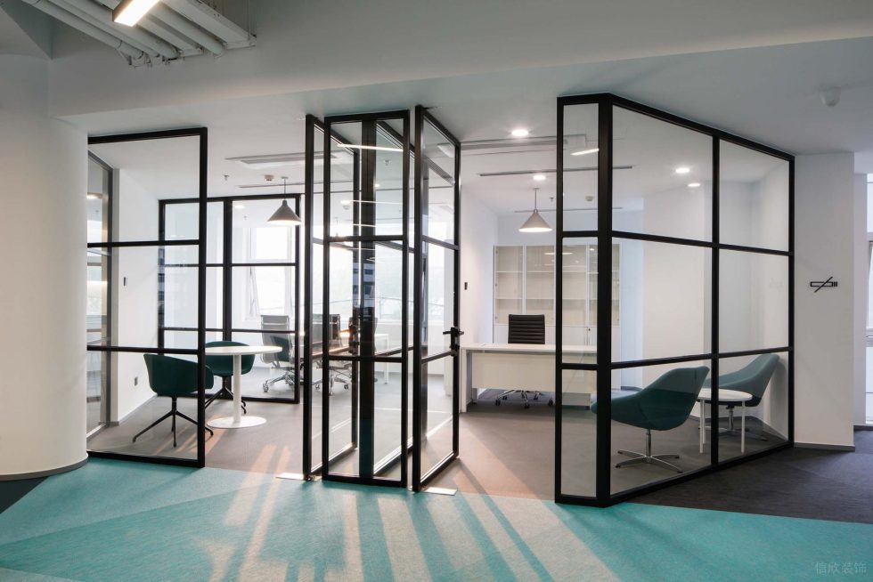 深青色現(xiàn)代風辦公室裝修設(shè)計黑色鋁合金玻璃隔斷 深青色現(xiàn)代風辦公室裝修設(shè)計黑色鋁合金玻璃隔斷