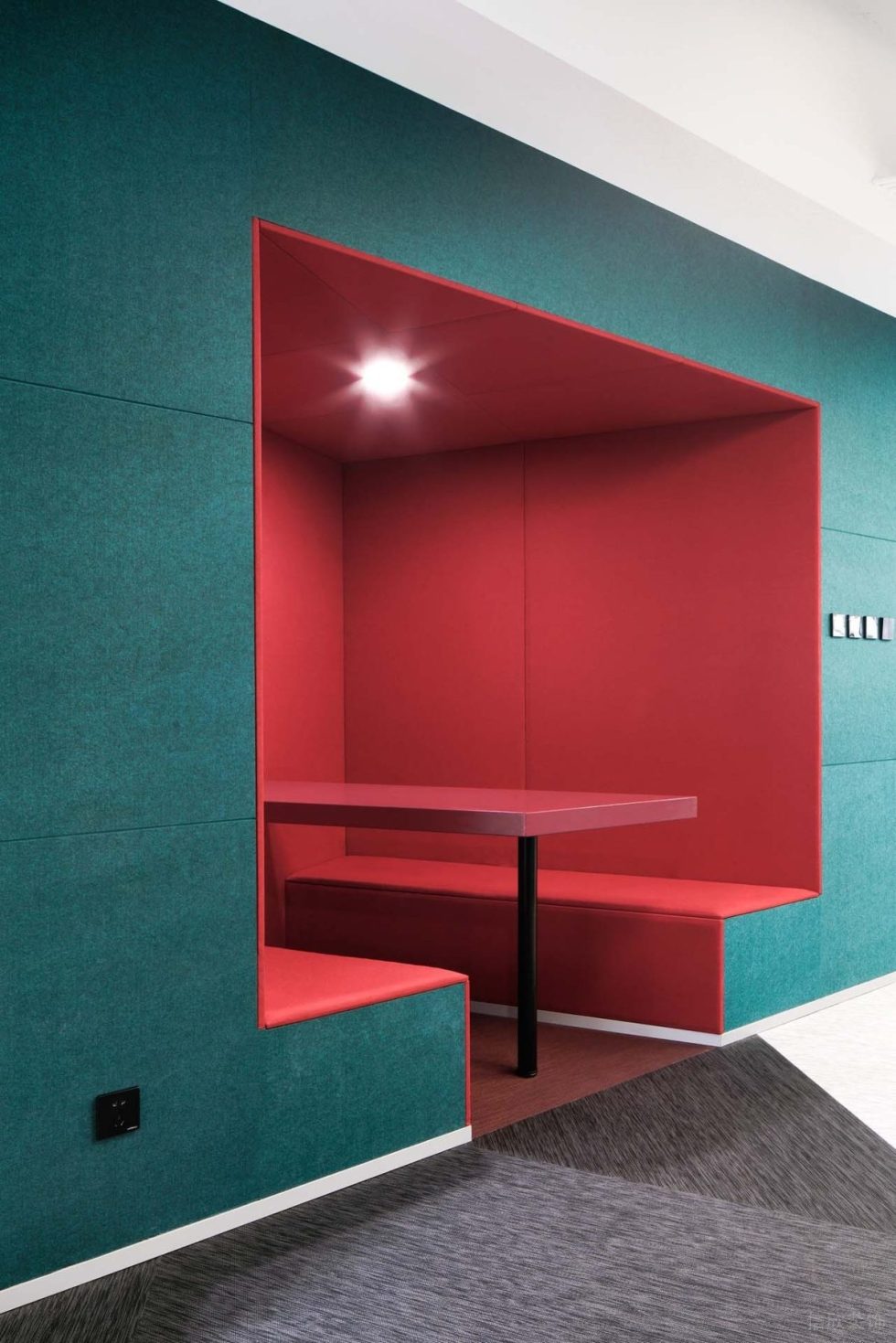 深青色現(xiàn)代風辦公室裝修設(shè)計青紅色洽談卡座 深青色現(xiàn)代風辦公室裝修設(shè)計青紅色洽談卡座